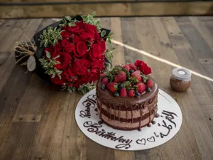 CAKES AND FLOWERS 